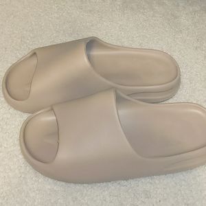Trendy Yeezy slides